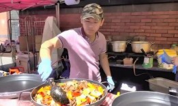 外卖小哥爆料炒饭视频,揭秘外卖炒饭制作全过程